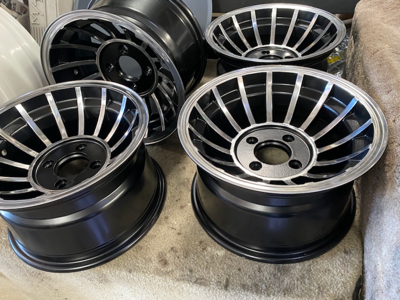 Set of four diamond-cut alloy wheels finished